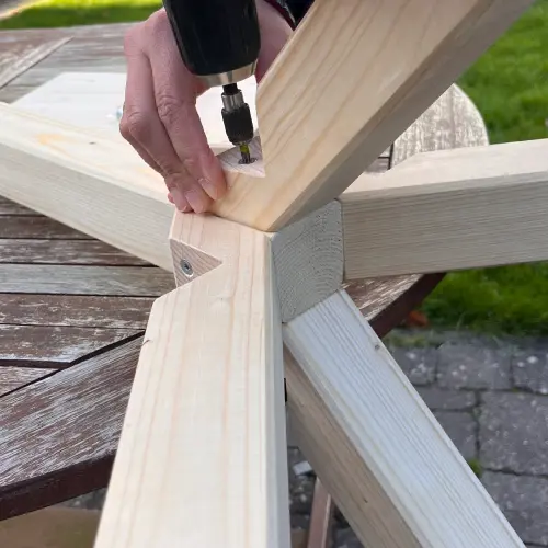 Fuß D an Stamm schrauben