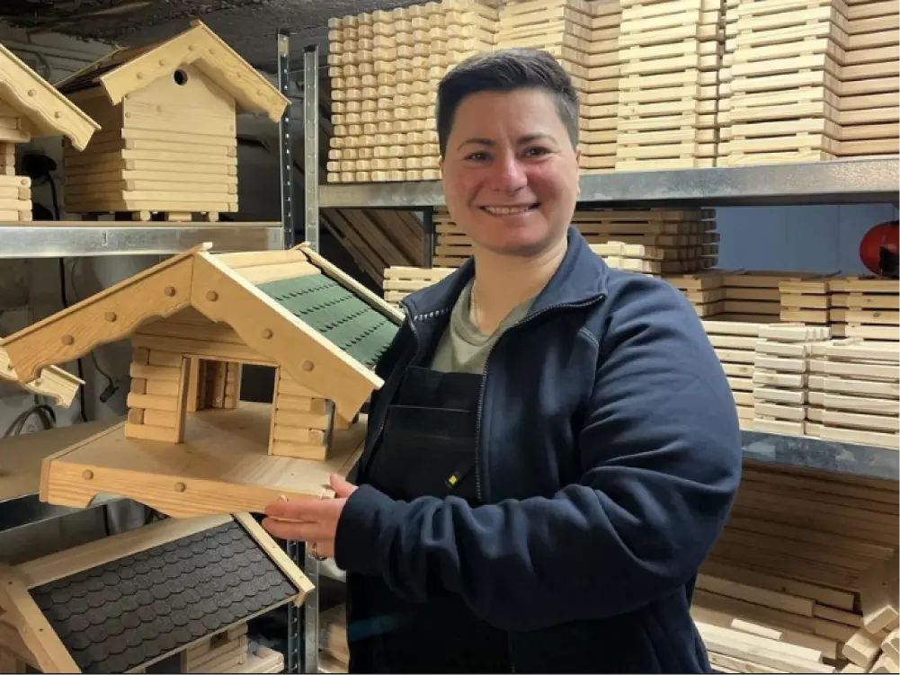 Handgefertigtes Vogelhaus aus Holz in der Werkstatt in Norderstedt
