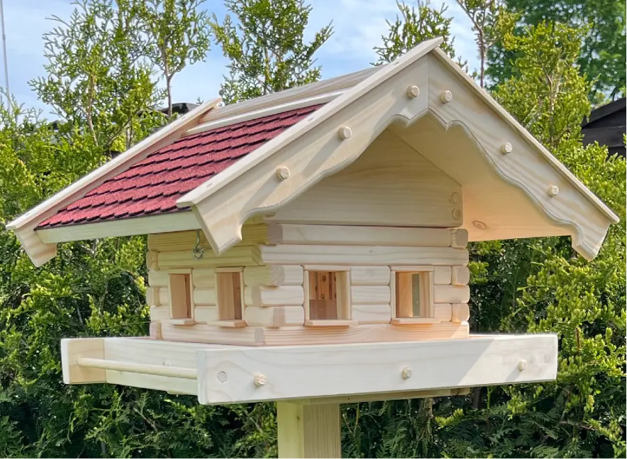 Futterhaus aus Holz für heimische Gartenvögel