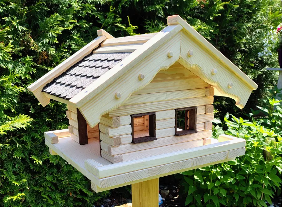 Handgefertigtes Vogelhaus aus Holz im Garten