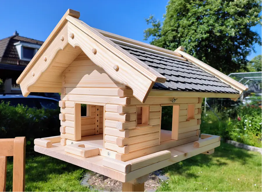 Handgefertigtes Vogelhaus als Geschenkidee für Gartenfreunde
