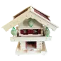 Preview: Zweistöckige Vogelvilla im alpinen Blockhaus-Stil aus hellem Holz mit Balkongeländer, rotem Schindeldach und drei aufgehängten Meisenknödeln