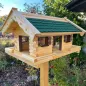 Preview: vogelhaus-middel-gruene-bitumenschindeln-dunkelbraun-gebeizte-türen-fensterzargen-fensterlaeden-boden-mit-zaun Preview: vogelhaus-middel-gruene-bitumenschindeln-dunkelbraun-gebeizte-türen-fensterzargen-fensterlaeden-boden-mit-zaun