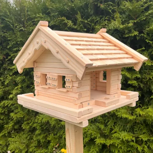 vogelfutterhaus-aus-holz-mit-hangefertigten-holzschindeln
