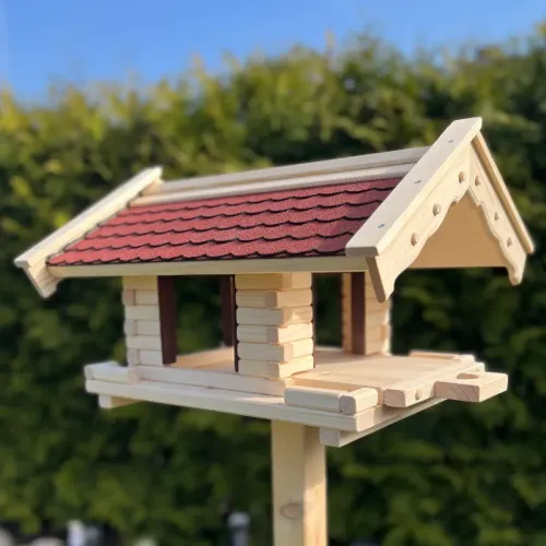 Vogelhaus Hansi mit ausladenden Dach | rote Bitumenschindeln | Haken für Meisenknödel