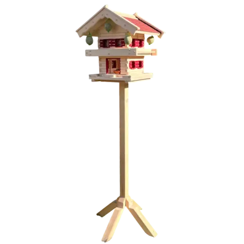 Zweistöckiges Vogelfutterhaus aus hellem Holz auf einem stabilen Vierbein-Ständer, im alpinen Blockhaus-Stil mit rotem Dach