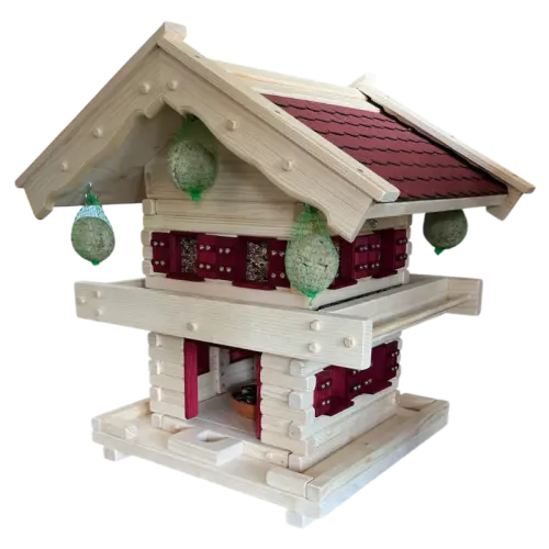 Zweistöckiges Vogelfutterhaus im alpinen Blockhaus-Stil aus hellem Holz mit rotem Schindeldach und vier aufgehängten Meisenknödeln