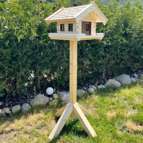 vogelhaus-alm-mit-kleinen-holzschindeln-gebeizten-tuer-und-fensterzargen-und-vierbein-staender vogelhaus-alm-mit-kleinen-holzschindeln-gebeizten-tuer-und-fensterzargen-und-vierbein-staender