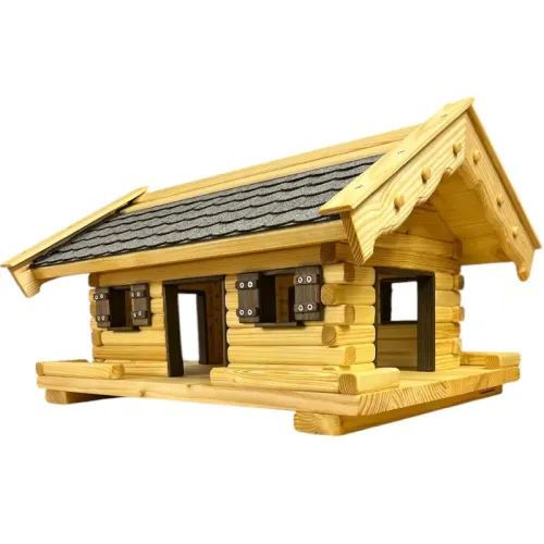 vogelhaus-middel-graue-bitumenschindeln-dunkelbraun-gebeizte-türen-fensterzargen-fensterlaeden-boden-mit-zaun