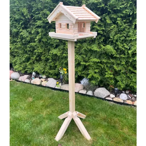 vogelhaus-mit-staender-im-garten