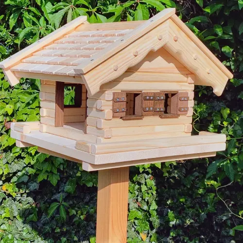 vogelhaus-peter-mit-kleinen-holzschindeln-ausziehboden-gebeizte-tuer-und-fensterzargen-fensterlaeden-boden-mit-zaun