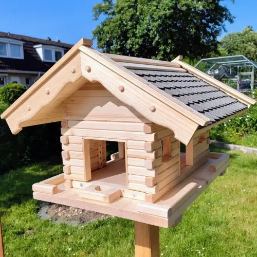 xxl-vogelhaus-groot-graue-bitumenschindeln-ausziehboden-boden-mit-zaun-im-garten