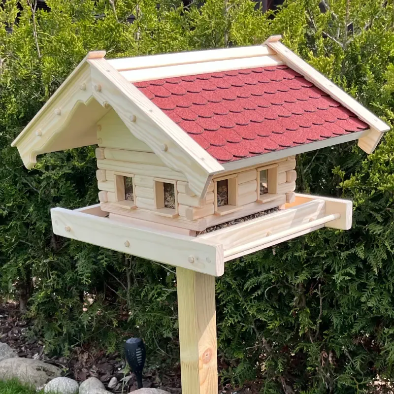futterhaus-maxi-mit-vogelfutterspender-und-roten-bitumenschindeln futterhaus-maxi-mit-vogelfutterspender-und-roten-bitumenschindeln