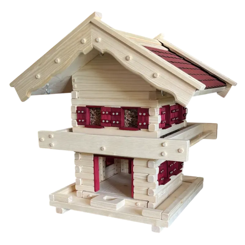 Rustikales Vogelfutterhaus aus hellem Holz im alpinen Blockhaus-Stil mit rotem Schindeldach und Fensterläden