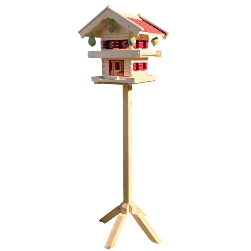 Zweistöckiges Vogelfutterhaus aus hellem Holz auf einem stabilen Vierbein-Ständer, im alpinen Blockhaus-Stil mit rotem Dach