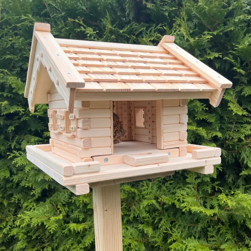 vogelhaus-handgefertigt-fuer-meisen-mit-meisenknoedelhalter