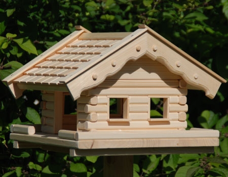 vogelhaus-heidi-mit-handgefertigten-kleinen-Holzschindeln