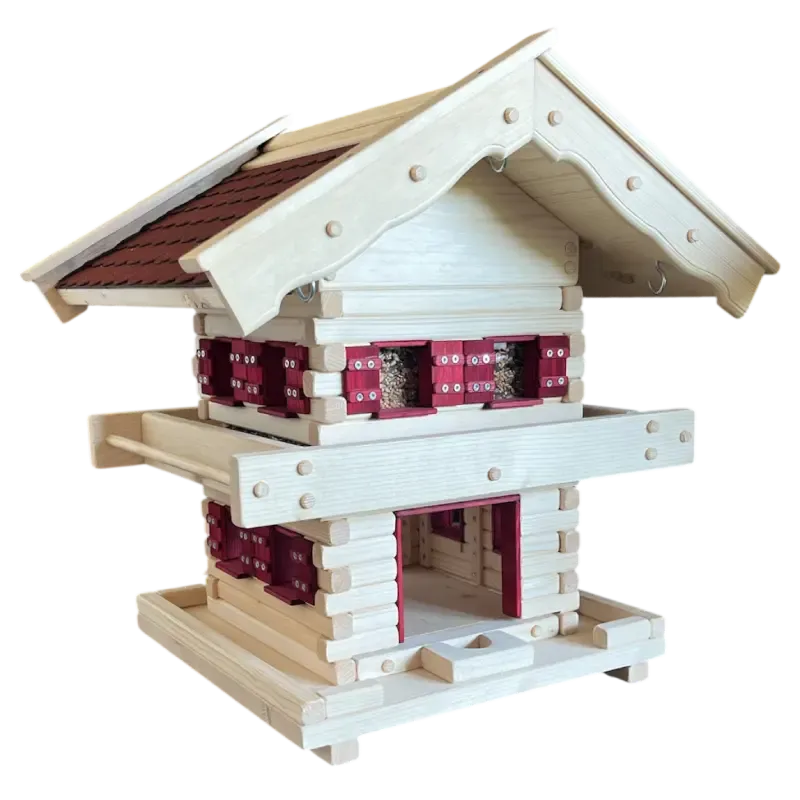 Rustikale zweistöckige Vogelvilla im Blockhaus-Stil aus hellem Fichtenholz mit rotem Schindeldach und dekorativen Fensterläden