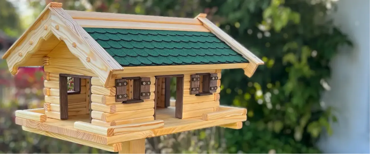 Handgefertigtes Vogelhaus aus Holz im Garten