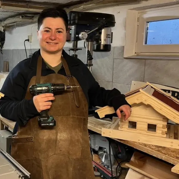 Handgefertigtes Vogelhaus aus Holz in einer Werkstatt in Norderstedt